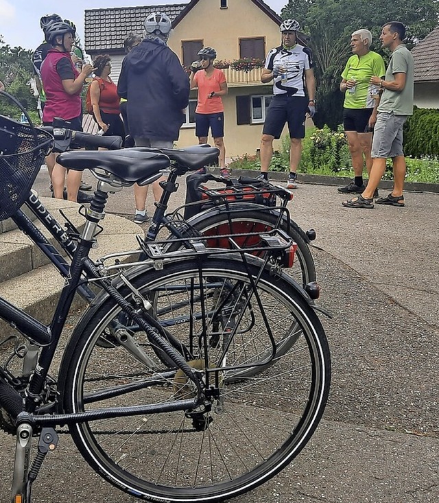 Eine  Pause legten die Radler an der Mhlinhalle ein.   | Foto: Sophia Hesser