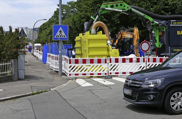 An der viel befahrenen Kreuzung von Ha...attstrae wird der Verkehr umgeleitet.  | Foto: Dora Schls