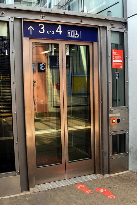 Die Aufzge zu den Bahnsteigen waren z...nd 1,3 Millionen Euro erneuert werden.  | Foto: Barbara Puppe