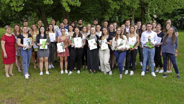 159 Absolventinnen und Absolventen leg...eistungen mit Preisen ausgezeichnet.    | Foto: Carl-Helbing-Schule