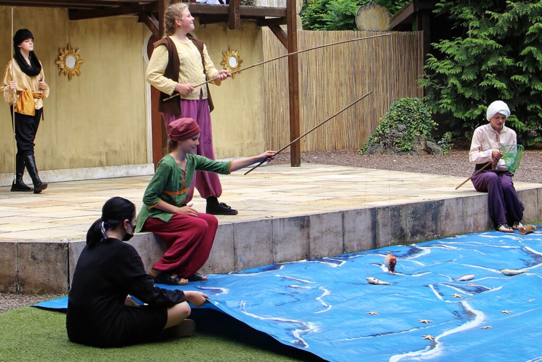 Die Fischer (Maja Kesselring, Lilly La... der Grausame (Emma Kottmeier, links).  | Foto: Ruth Seitz