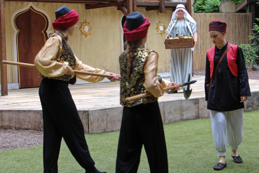 Aladdin (Layla Jessen, rechts) wird verhaftet.  | Foto: Ruth Seitz