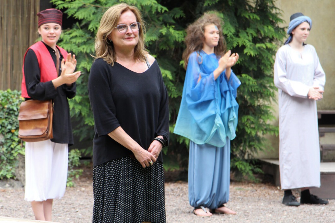 Regisseurin Silvia Gschwendtner freut ... Ensemble ber die gelungene Premiere.  | Foto: Ruth Seitz