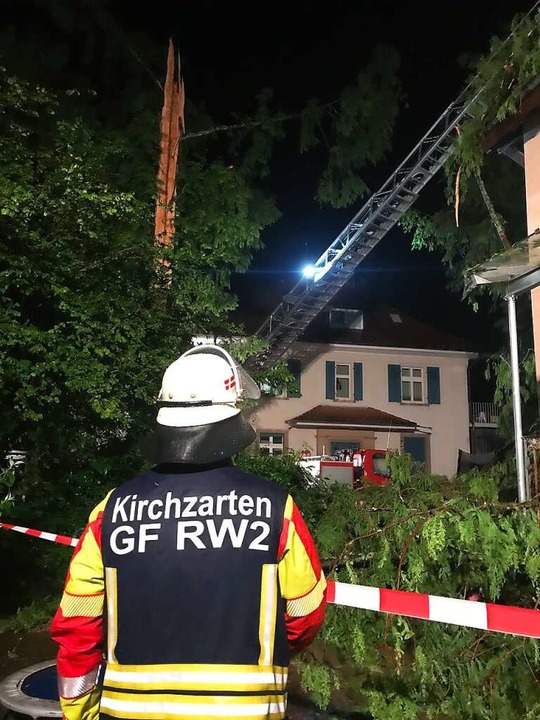 Mit Drehleiter und Motorsge rckte die Feuerwehr dem Baumstck zu Leibe.  | Foto: feuerwehr Kirchzarten