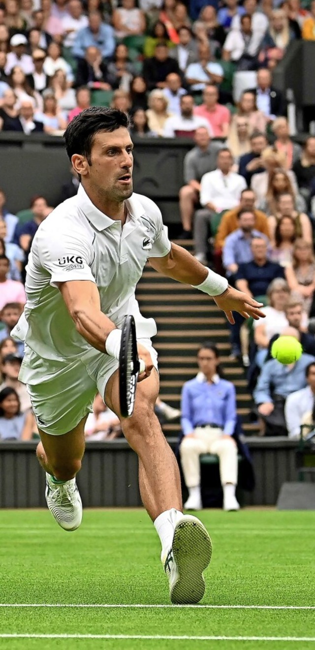 Titelverteidiger Novak Djokovic gelang in Wimbledon ein Auftaktsieg.  | Foto: GLYN KIRK (AFP)