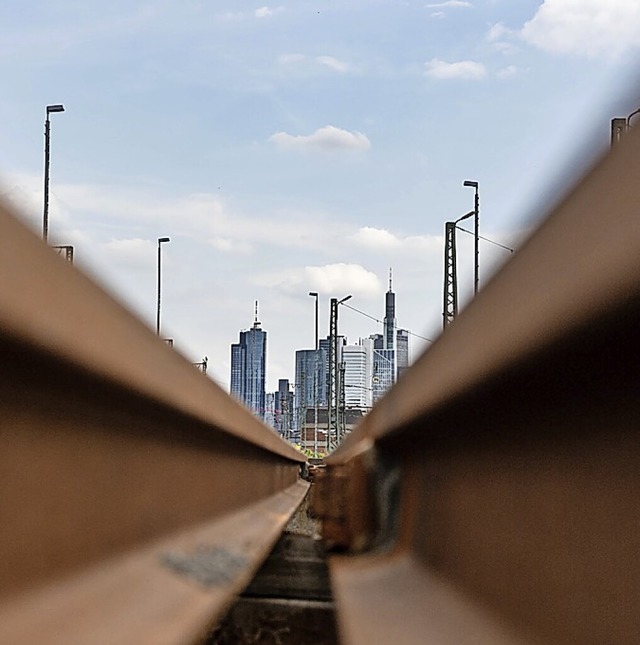 Schneller soll der Bahnverkehr werden mit einem Tunnel in Frankfurt.  | Foto: Boris Roessler (dpa)