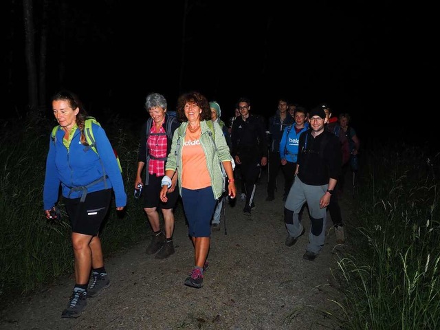 Wandern rund um die Uhr: Im Dunkeln gi...rerin Gerdi Oeschger (links) vorneweg.  | Foto: Boris Burkhardt