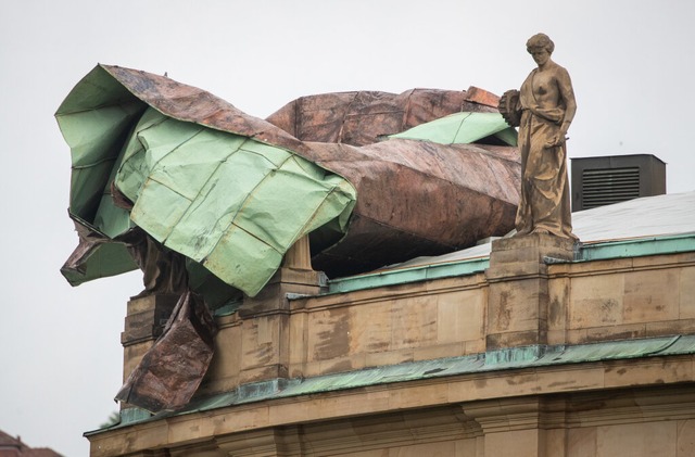 Stuttgart: Teile des Dachs des Opernha...inem Unwetter stark beschdigt worden.  | Foto: Christoph Schmidt (dpa)