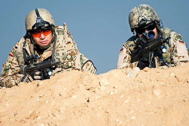 Ein Bundeswehrsoldat liegt 2013 im Cam...harif whrend einer bung in Stellung.  | Foto: Maurizio Gambarini