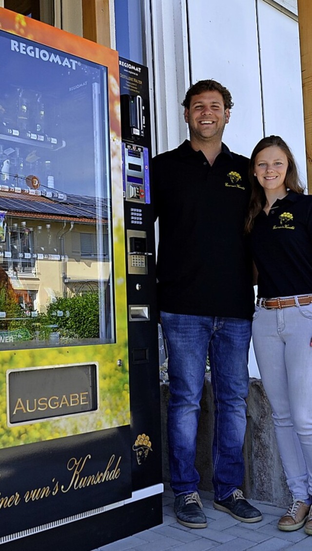 Max Walter und Sabrina Prestel haben in Oberschopfheim den Regiomat aufgestellt.  | Foto: Hubert Rderer