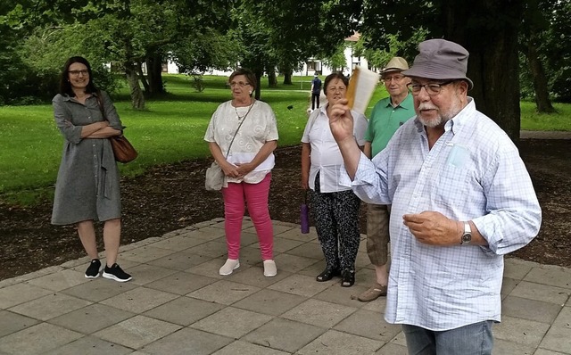 Helmut Bauckner und Interessierte bei der Fhrung durch Grenzach  | Foto: Veronika Blmel