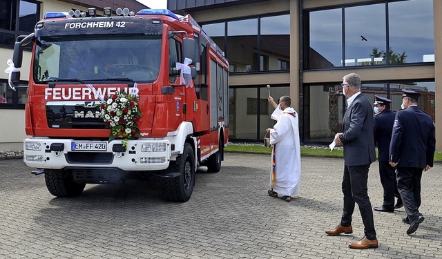 Pfarrer Jrgen Schindler segnete im Ra... Kommandanten der Feuerwehr Forchheim.  | Foto: Roland Vitt