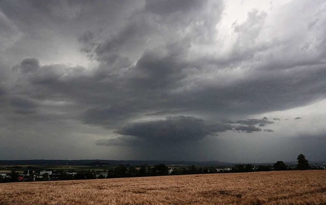 Eine Gewitter-Superzelle zieht ber Ge...bach und die Innenstadt von Stuttgart.  | Foto: Andreas Rosar (dpa)