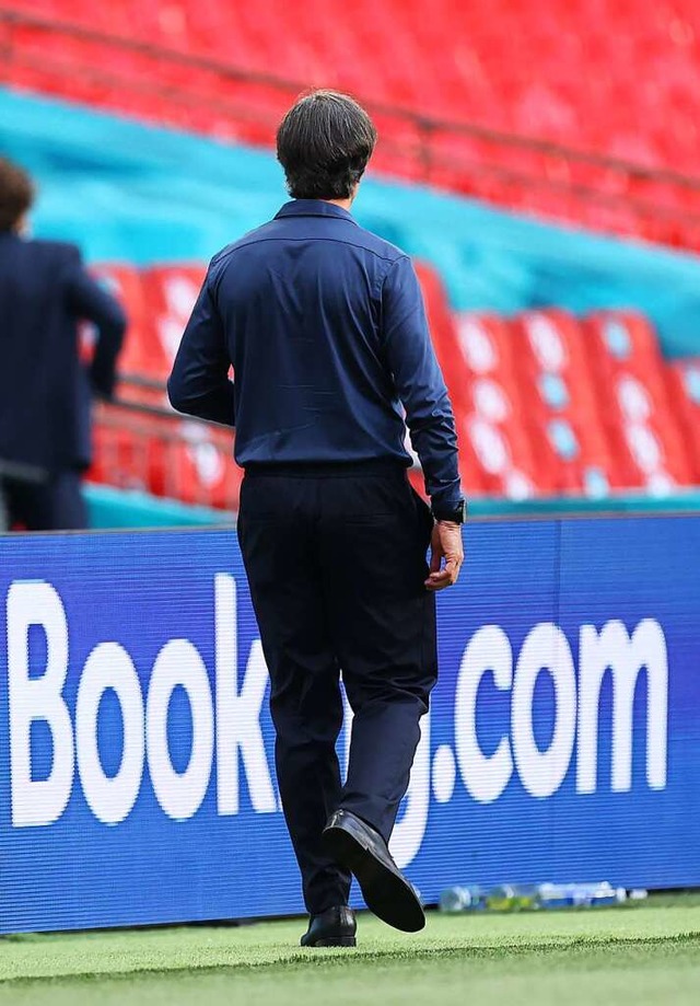 Joachim Lw verlsst nach dem EM-Aus das Wembley-Stadion  | Foto: Christian Charisius (dpa)