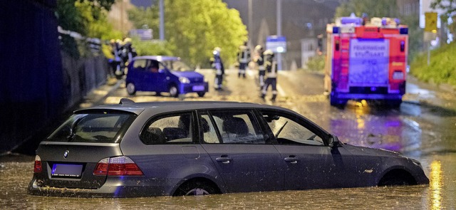 Land unter: In Stuttgart steht ein Auto in einer berfluteten Unterfhrung.  | Foto: Marijan Murat (dpa)