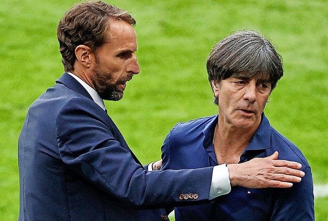 Bundestrainer Joachim Lw (rechts) wir...ds Trainer Gareth Southgate getrstet.  | Foto: JOHN SIBLEY (AFP)