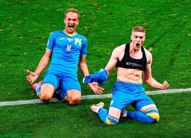 Ukraines Artem Dowbyk (r) bejubelt sein Tor zum 1:2.  | Foto: Andrew Milligan (dpa)