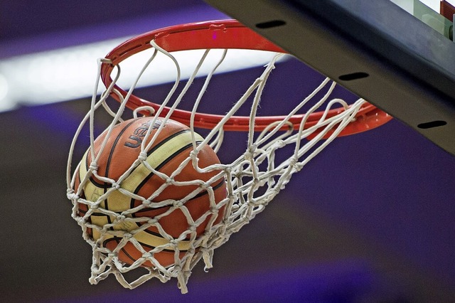 Die USC-Basketballer werden das Spielg...eiten Regionalliga  im Korb versenken.  | Foto: Lukas Schulze (dpa)