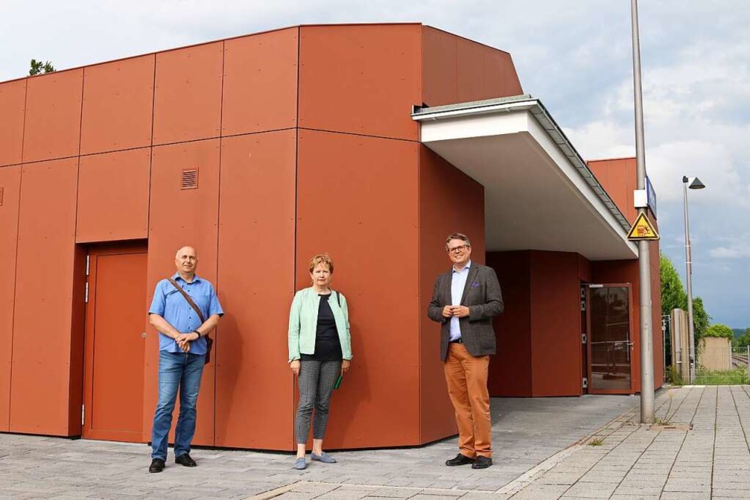 Bürgermeister Tobias Benz (rechts) fre...ber das modernisierte Bahnhofsgebäude.  | Foto: Katharina Bartsch