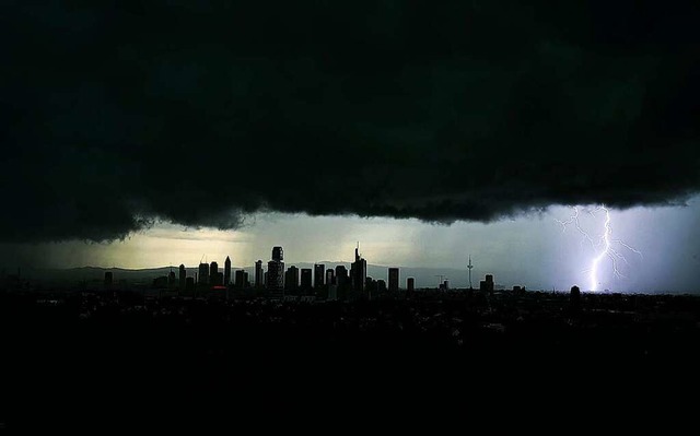 Unwetter ber Frankfurt.  | Foto: Arne Dedert (dpa)