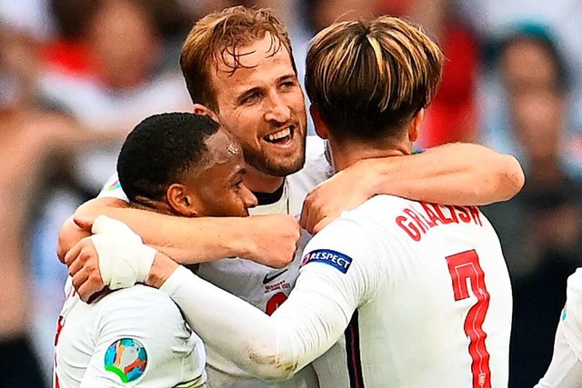 Jubel beim englischen Team nach dem Sieg gegen die deutsche Mannschaft  | Foto: ANDY RAIN (AFP)
