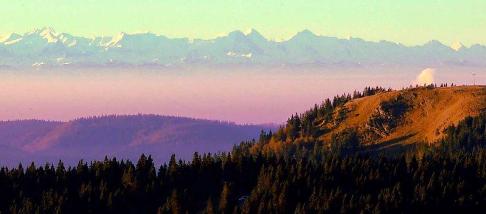 Rolf Vlker, Wanderwart der Ortsgruppe...en Ausblicken nicht nur auf die Alpen.  | Foto: Christiane Speckner