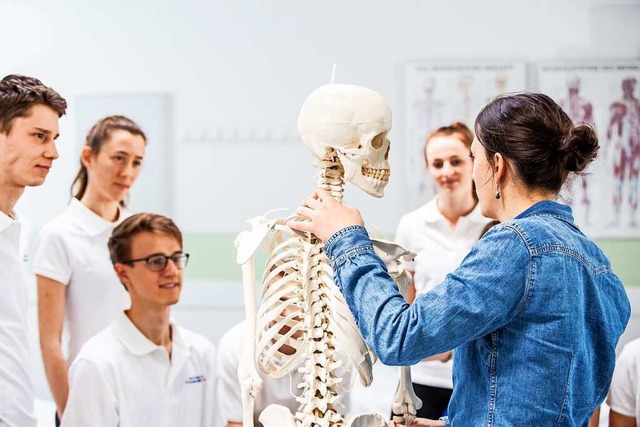 Eine Ausbildung in der Physiotherapie ...glichkeiten an der Uniklinik Freiburg.  | Foto: Britt Schilling