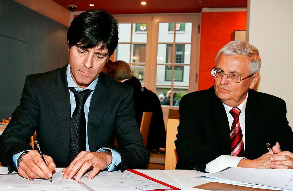 Joachim Lw (l) unterzeichnet seinen Vertrag als Bundestrainer der deutschen Fuball-Nationalmannschaft, der DFB-Prsident Theo Zwanziger schaut zufrieden zu.