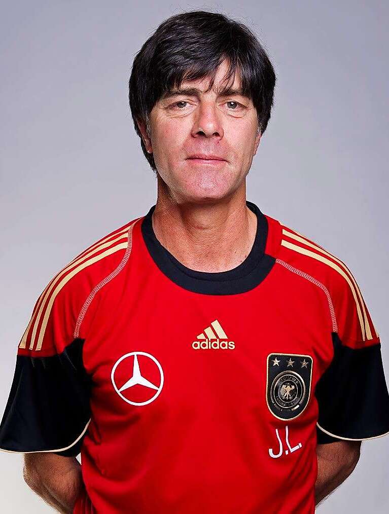 Der Bundes-Jogi im Trikot der Nationalmannschaft fr die WM 2010 in Sdafrika. Das deutsche Team schafft den Sprung ins Halbfinale (0:1 gegen Spanien) schlgt zuvor England (4:1) und Argentinien (4:0) mit begeisterndem Fuball. Am Ende steht Rang drei.