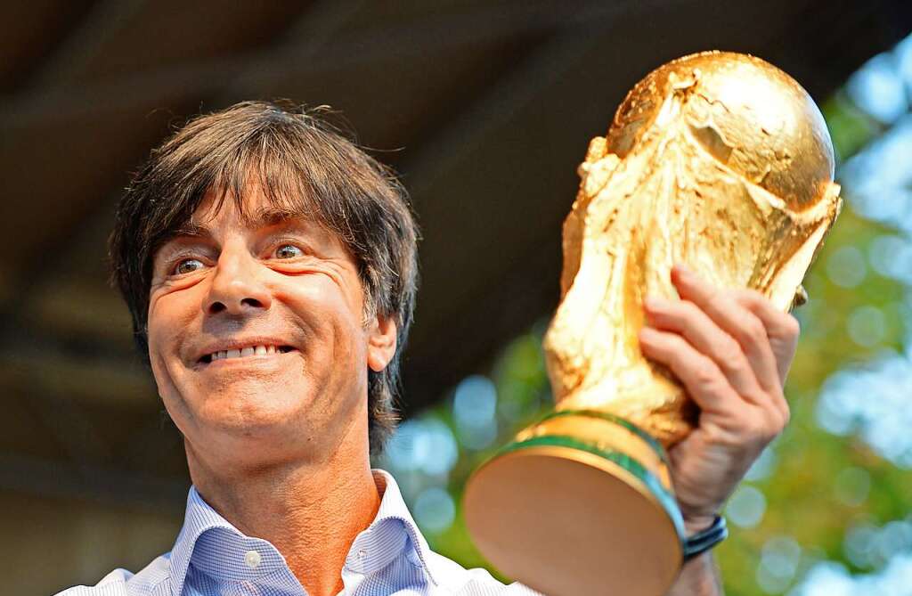 Weltmeistertrainer Joachim Lw: Er betreute die Nationalmannschaft ber 15 Jahre bei drei Weltmeisterschaften (2010, 2014, 2018), vier Europameisterschaften (2008, 2012, 2016, 2020) sowie beim Confed Cup 2017 und ist der Bundestrainer mit den meisten Spielen (198).