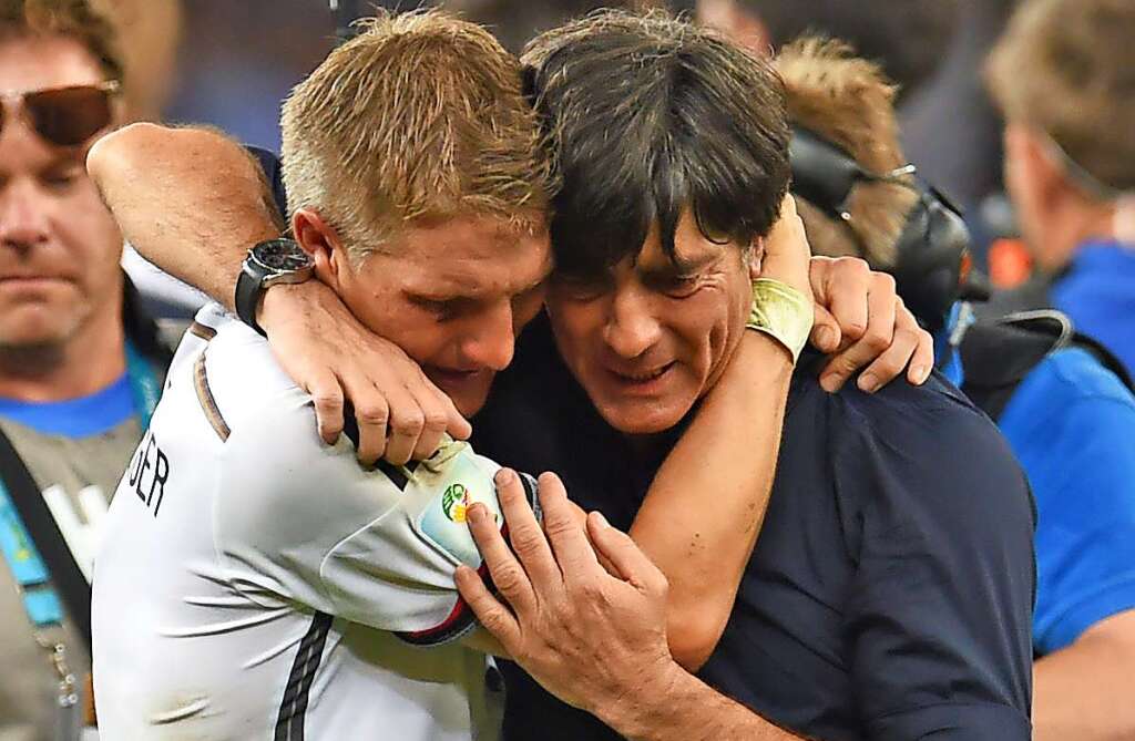 Bastian Schweinsteiger umarmt nach dem gewonnenen Finale der Fuball-WM zwischen Deutschland und Argentinien Bundestrainer Joachim Lw. Die goldene deutsche Generation hat soeben den vierten Titel nach 1954, 1974 und 1990 erkmpft.