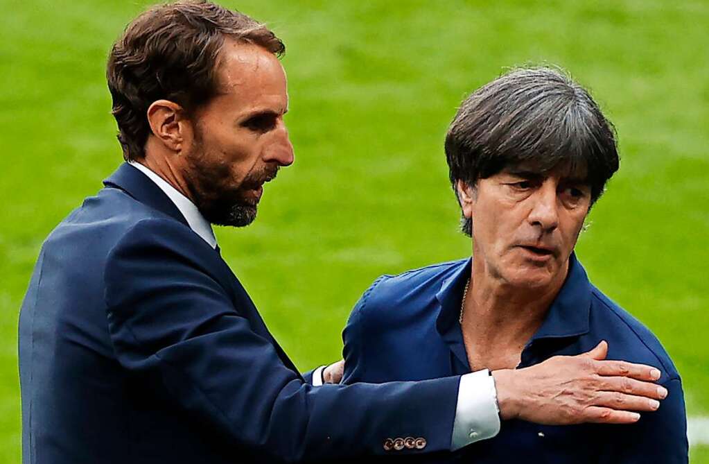 Trost vom gegnerischen Coach nach dem letzten Spiel als DFB-Trainer: Gareth Southgate (links) fand spt auch seine persnliche Revanche mit der deutschen Elf. 1996 hatte er im EM-Halbfinale gegen Deutschland den entscheidenden Elfmeter verschossen.