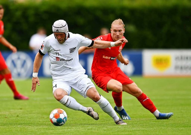 Laufduell im Pokalfinale: Der Villinge...nd Konstantin Fries vom Freiburger FC.  | Foto: Achim Keller