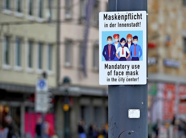 Das Tragen eines Mund-Nasen-Schutzes i... Monaten in der Freiburger Innenstadt.  | Foto: Michael Bamberger