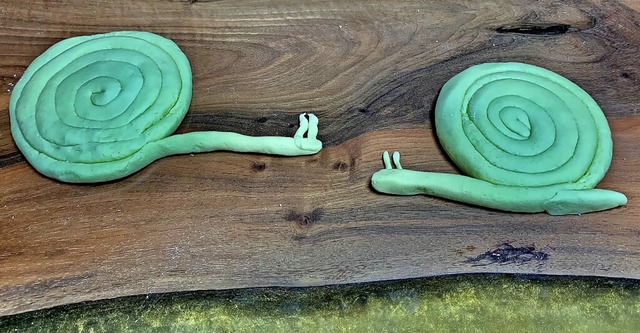 Die zwei Schnecken hat Kelvin aus selbst gemachter Knetmasse geformt.  | Foto: Privat