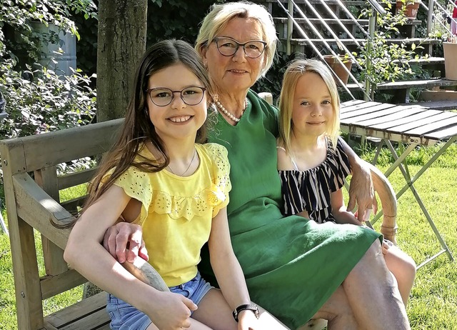 Trudel Geiler mit Enkelin Ina Lang (links) und Zo Mignot  | Foto: Privat