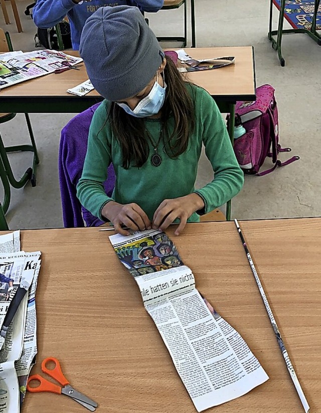 Los geht&#8217;s. Die ersten Zeitungsrollen entstehen.  | Foto: Ulrike Hhne