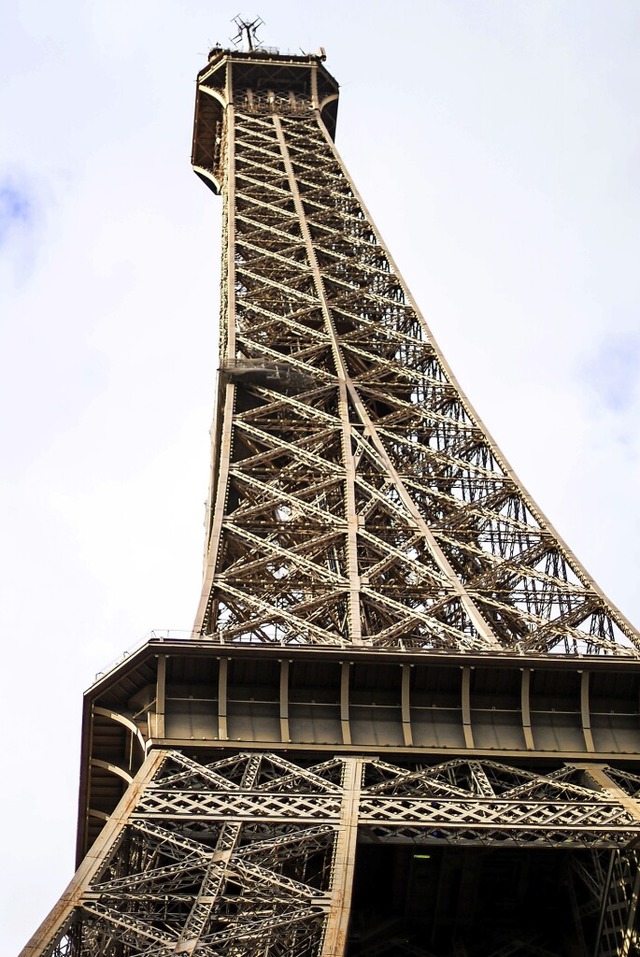 324 Meter hoch streckt sich der Eiffelturm in den Pariser Himmel.  | Foto: Philipp  (stock.adobe.com)