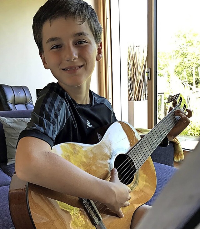 Piero mit seiner Gitarre  | Foto: Privat