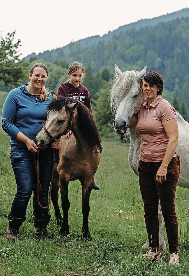 Die Reitlehrerinnen Fabienne Sala (lin...n Leana Theiler und zwei ihrer Pferde   | Foto: Picasa