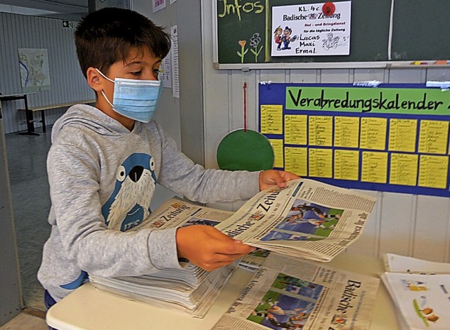 Lucas Suna sortiert morgens die Zeitun...i Zisch-Klassen der Hans-Thoma-Schule.  | Foto: Waltraud Riek