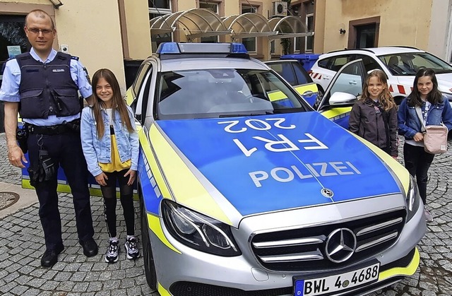 Gruppenbild mit Polizeiauto: Uwe Kunz ...r und ganz rechts auen Hannah Stoffel  | Foto: Sandra Kunz