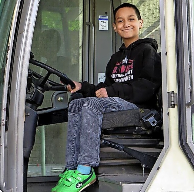 Luca auf dem Fahrersitz eines Radladers  | Foto: Jennifer Mller-Maierhfer