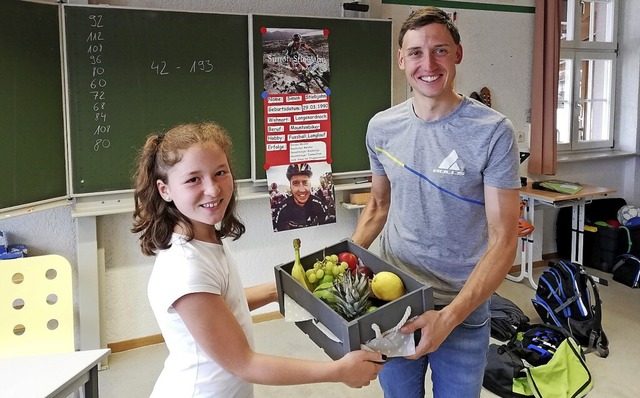 Eine Kiste Obst schenkten die Viertkl...ch. Lia Albrecht durfte sie bergeben.  | Foto: Andreas Kitttel