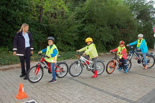 Die Polizei bietet im Kinderferienprog...einen Fahrradparcours an. (Symbolbild)  | Foto: Herbert Frey