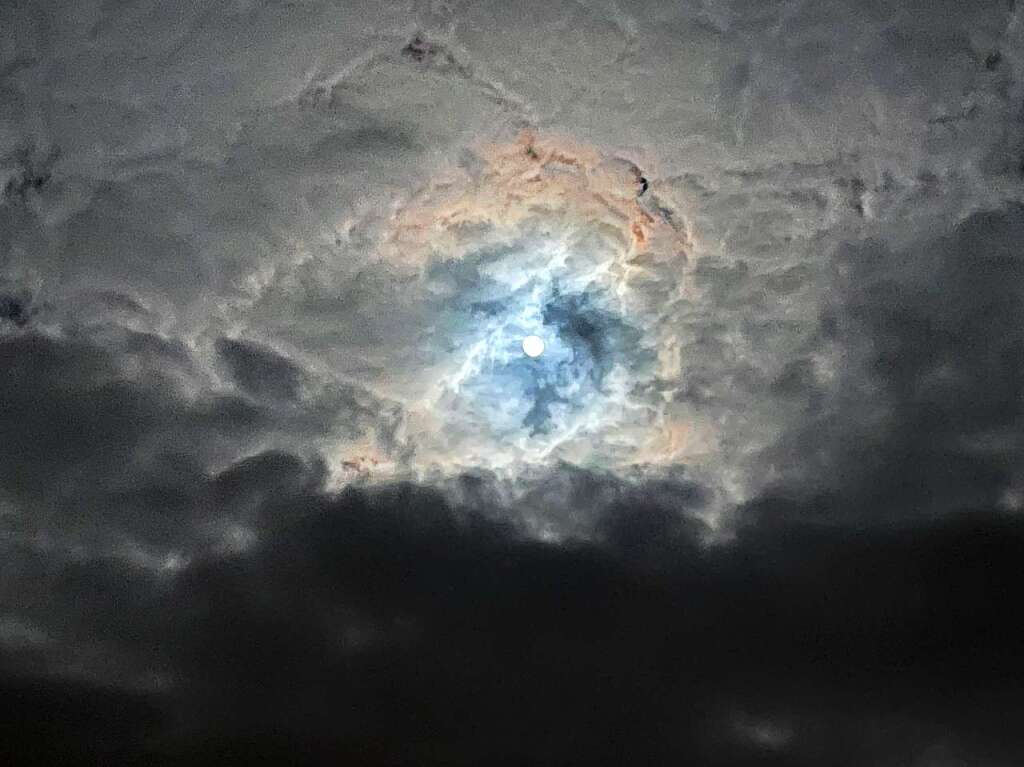 Entstanden ist dieses Foto von Dietmar Schmeier auf einem Balkon in Endingen - Knigschaffhausen mitten in der Nacht, als der Mond gerade so durch die Wolkendecke bricht, sodass man denken knnte, man wre mitten in einem Tornado.