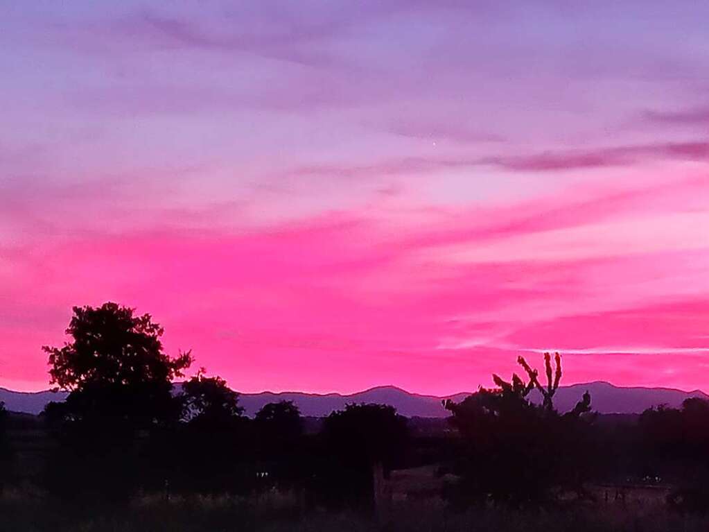 Von ihrer Terrasse aus sieht Ulrich Scheide viele Sonnenuntergnge ber den Vogesen mit der Hohknigsburg, aber dieses Abendrot habe er so intensiv noch nie zu sehen bekommen.