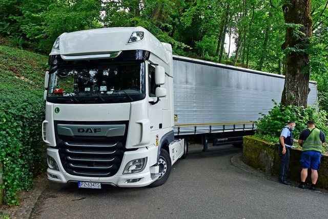 Sattelschlepper steckt auf Freiburger Lorettoberg fest