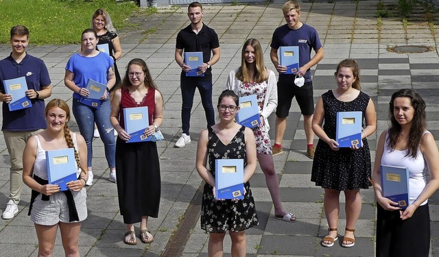 Die prmierten Absolventinnen und Abso...m Beruflichen Schulzentrum Waldkirch.   | Foto: BSZ