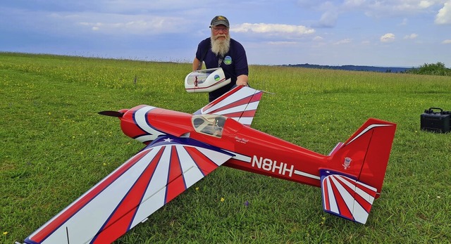 Ralf Grnsteidls Miniflieger hat eine beachtlicher Spannweite.   | Foto: Philippe Thines